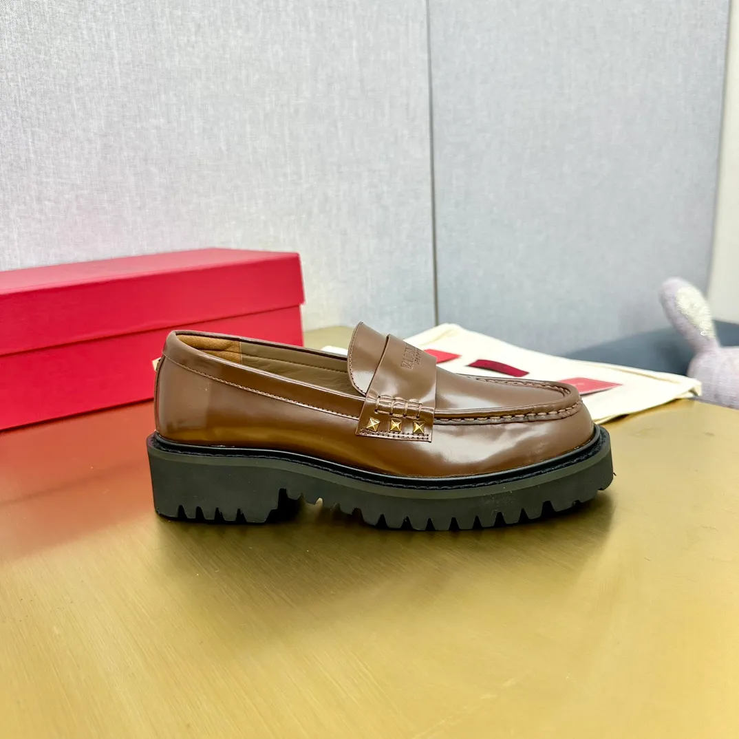 👟👟Ex-factory price 560👟👟 2024【VALENTINO】Valentino's early spring fashionable slip-on loafers are hot new🆕 Versatile style with temperament💃🏻 Slay the whole audience immediately when you put them on [Love] The ultra-simple design is more timeless and attractive! Fashionable and neat feeling, it is a magic tool for increasing your height and slimming down ✨ The shoe collar is specially added with anti-wear latex! You won't feel tired after walking all day long🦶🏻 The upper is made of open-edge beaded cowhide material and paired with a calfskin lining, which is full of texture! 👿Bottom thickness 4.0cm 👿Color: Black Brown 👿Size: 35-40 Factory ready supply